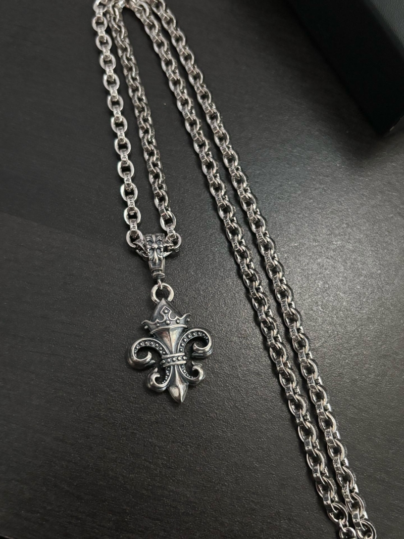 Ch*0me He**ts necklaces